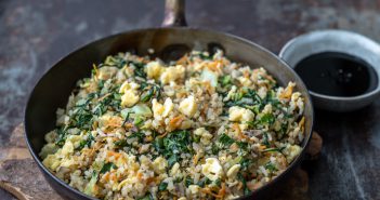 Gebakken rijst met ei en paksoi (fried rice) gebakken rijst, nasi, fried rice, gebakken rijst met ei, recept