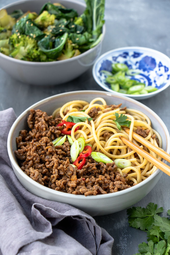 Noedels met pittig gehakt, noedels met gekruid gehakt, makkelijke Oosterse maaltijd, recept