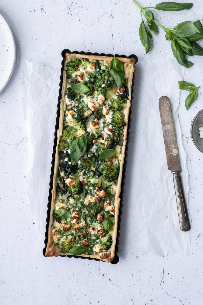 quiche met broccoli, spinazie en feta, hartige taart, makkelijk recept, voorjaarsgroenten, seizoensgroenten