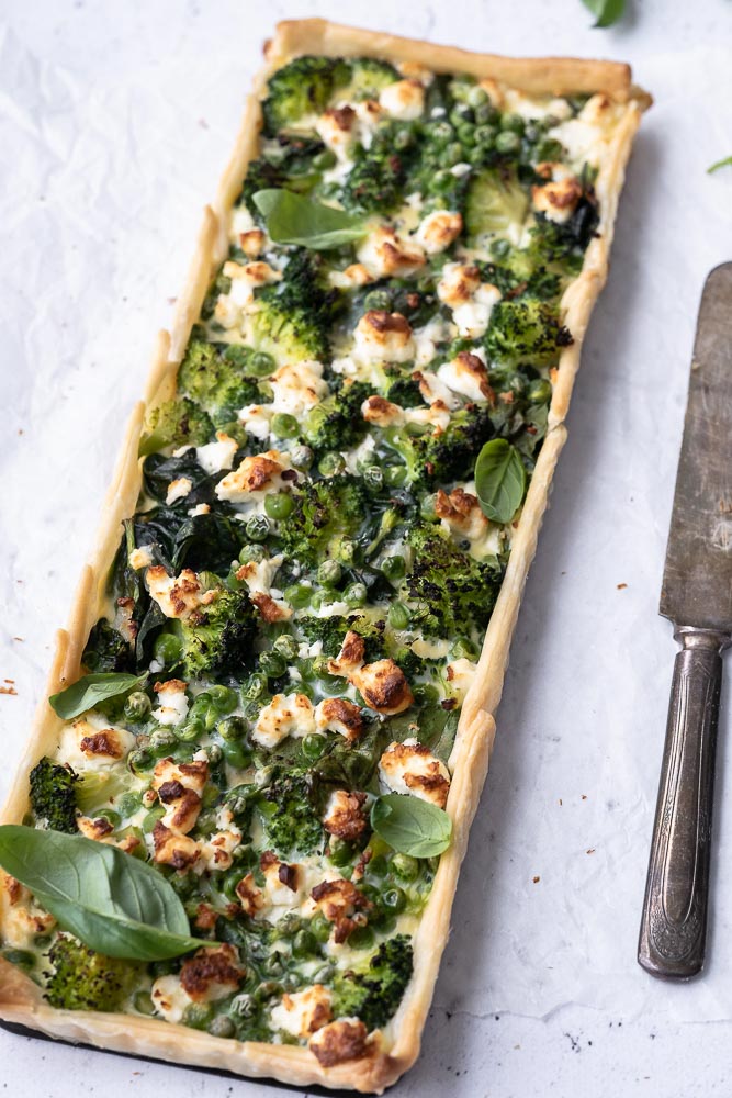 quiche met broccoli, spinazie en feta, hartige taart, makkelijk recept, voorjaarsgroenten, seizoensgroenten