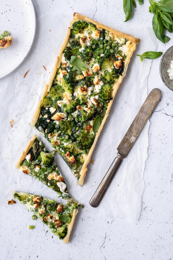 quiche met broccoli, spinazie en feta, hartige taart, makkelijk recept, voorjaarsgroenten, seizoensgroenten