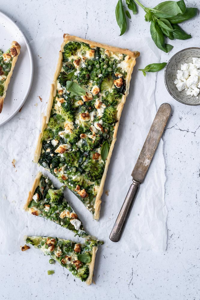 quiche met broccoli, spinazie en feta, hartige taart, makkelijk recept, voorjaarsgroenten, seizoensgroenten