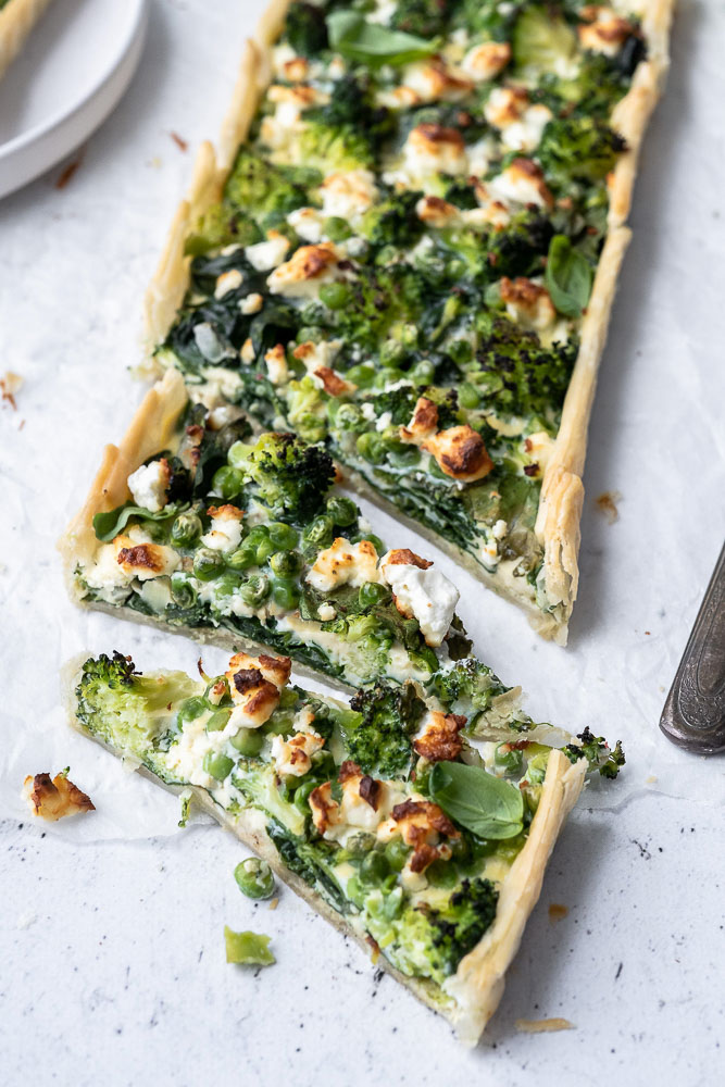 quiche met broccoli, spinazie en feta, hartige taart, makkelijk recept, voorjaarsgroenten, seizoensgroenten