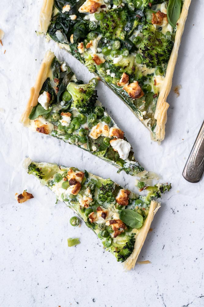 quiche met broccoli, spinazie en feta, hartige taart, makkelijk recept, voorjaarsgroenten, seizoensgroenten