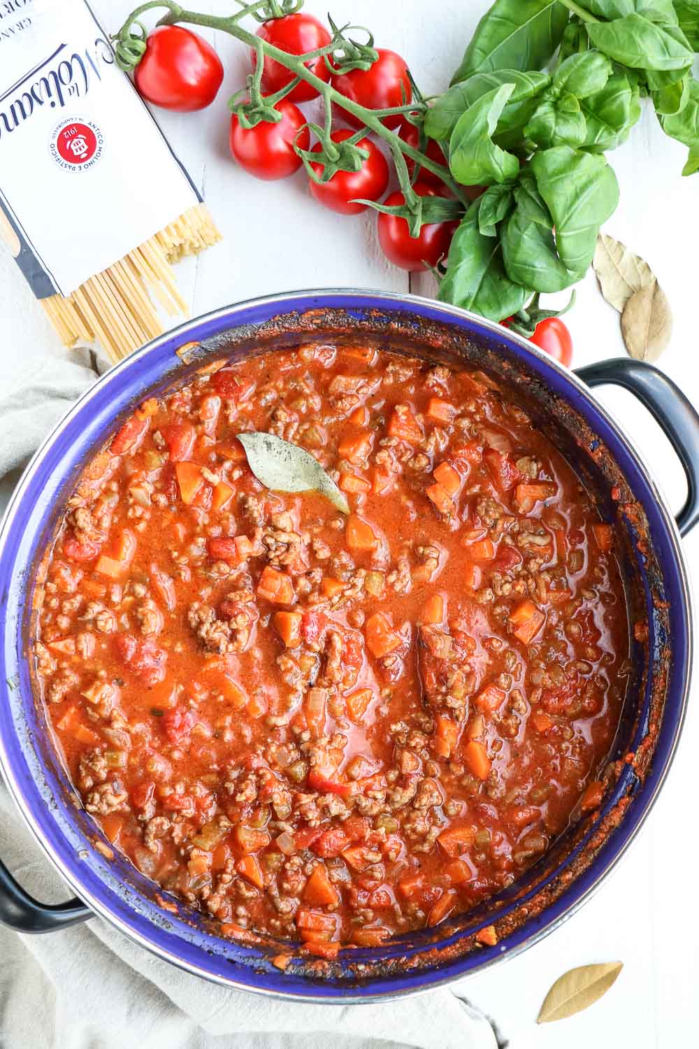 Bolognesesaus, bolognese saus, traditionele pastasaus, klassieke Italiaanse bolognesesaus, zelf pastasaus maken, Italiaanse pastasaus met gehakt