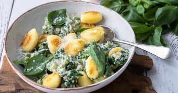 Gebakken gnocchi met pesto en spinazie gebakken gnocchi met pesto en spinazie, gnocchi recept, gnocci, gnochi, gebakken gnocci