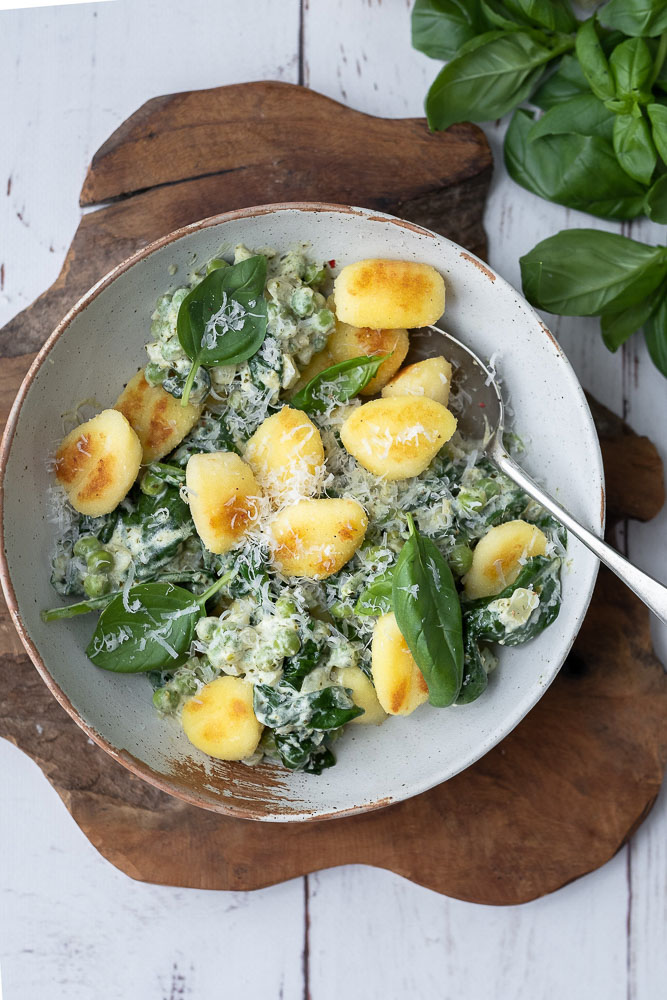 gebakken gnocchi met pesto en spinazie