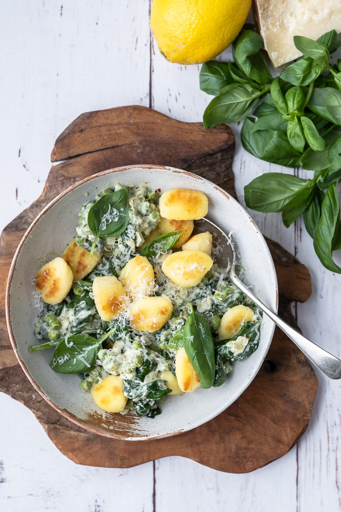 gebakken gnocchi met pesto en spinazie