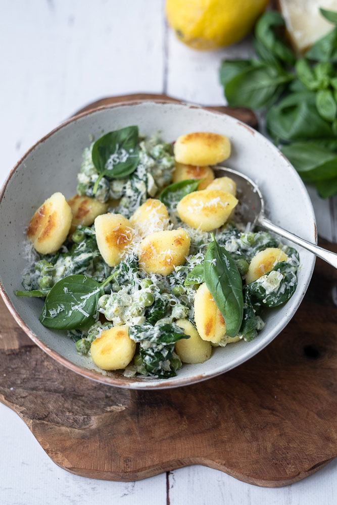 gebakken gnocchi met pesto en spinazie