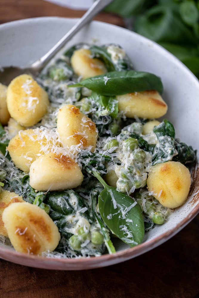 gebakken gnocchi met pesto en spinazie