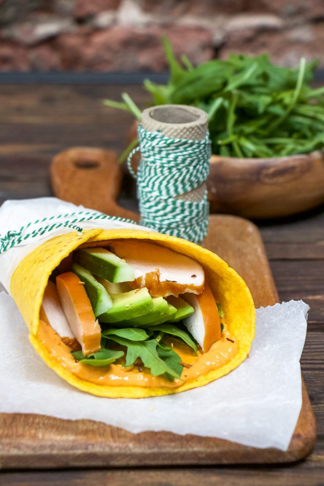 Wraps met gerookte kip, hummus en avocado. Mind Your Feed