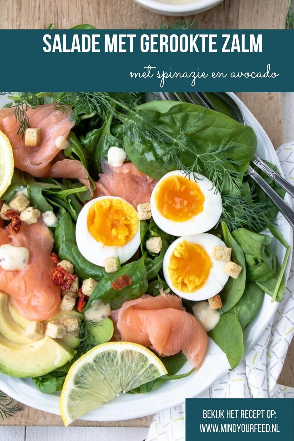 Salade met gerookte zalm, spinazie, avocado en gekookt ei. Makkelijk recept voor lunch salade met zelfgemaakte honing mosterd dressing