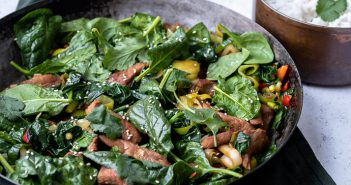 varkenshaas met spinazie, recept voor pittige geroerbakken varkenshaas met spinazie, prei, varkenshaas uit de wok, makkelijke maaltijd