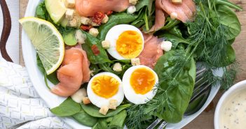 Salade met gerookte zalm, spinazie, avocado en gekookt ei. Makkelijk recept voor lunch salade met zelfgemaakte honing mosterd dressing