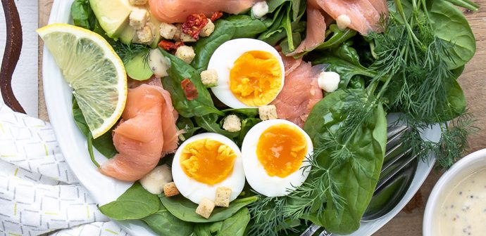 Salade met gerookte zalm, spinazie, avocado en gekookt ei. Makkelijk recept voor lunch salade met zelfgemaakte honing mosterd dressing