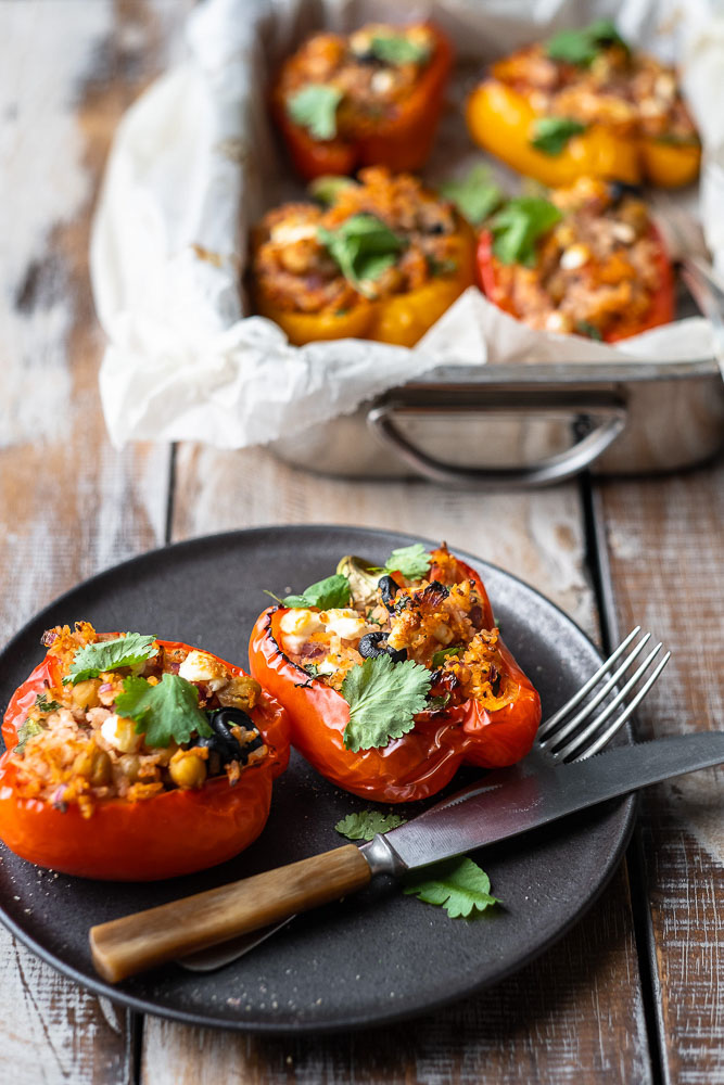 Gevulde paprika met rijst en feta, vegetarisch recept, makkelijke maaltijd, Griekse gevulde paprika