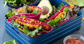 Bieten tortilla’s met zoete aardappel en avocado Rode bieten tortilla met zoete aardappel en avocado