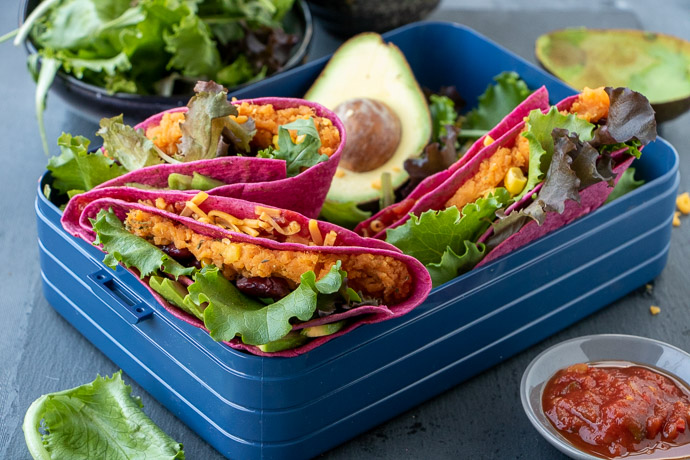 Rode bieten tortilla met zoete aardappel en avocado