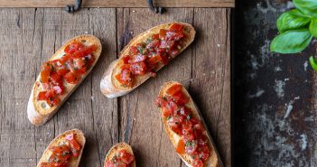 bruschetta met tomaat en basilicum, Italiaans borrelhapje, klassiek Italiaans recept