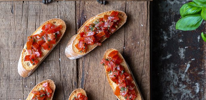 bruschetta met tomaat en basilicum, Italiaans borrelhapje, klassiek Italiaans recept