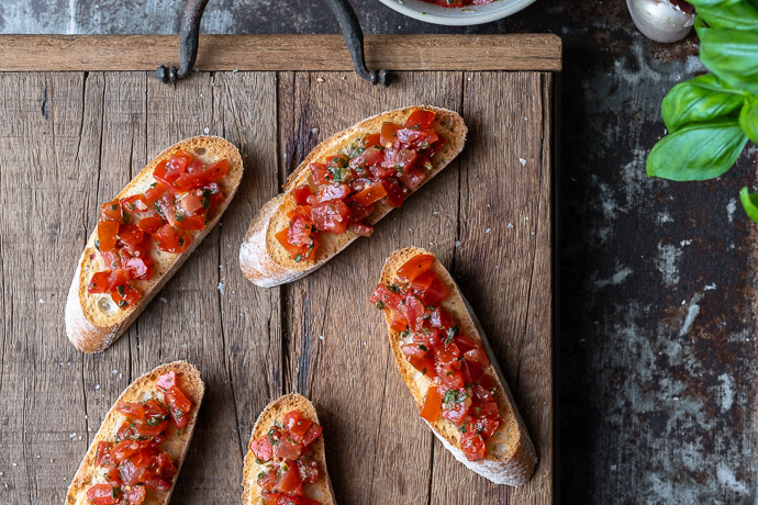 bruschetta met tomaat en basilicum, Italiaans borrelhapje, klassiek Italiaans recept