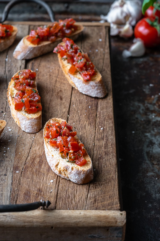 bruschetta met tomaat en basilicum, Italiaans borrelhapje, klassiek Italiaans recept