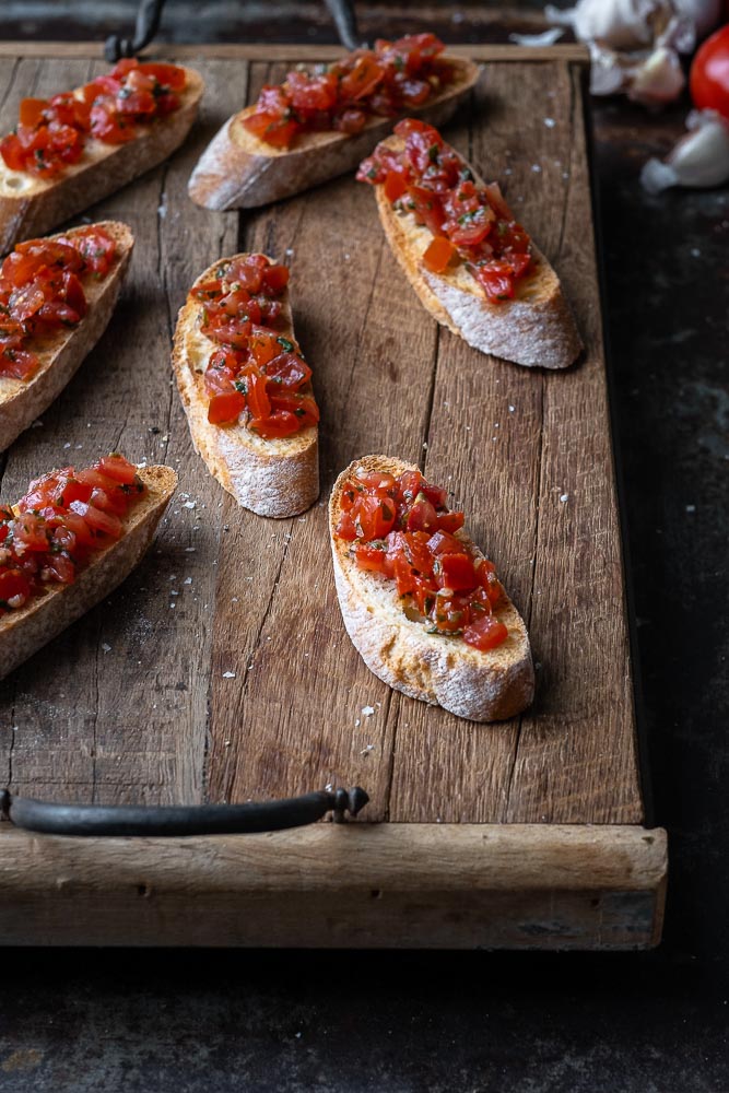 bruschetta met tomaat en basilicum, Italiaans borrelhapje, klassiek Italiaans recept