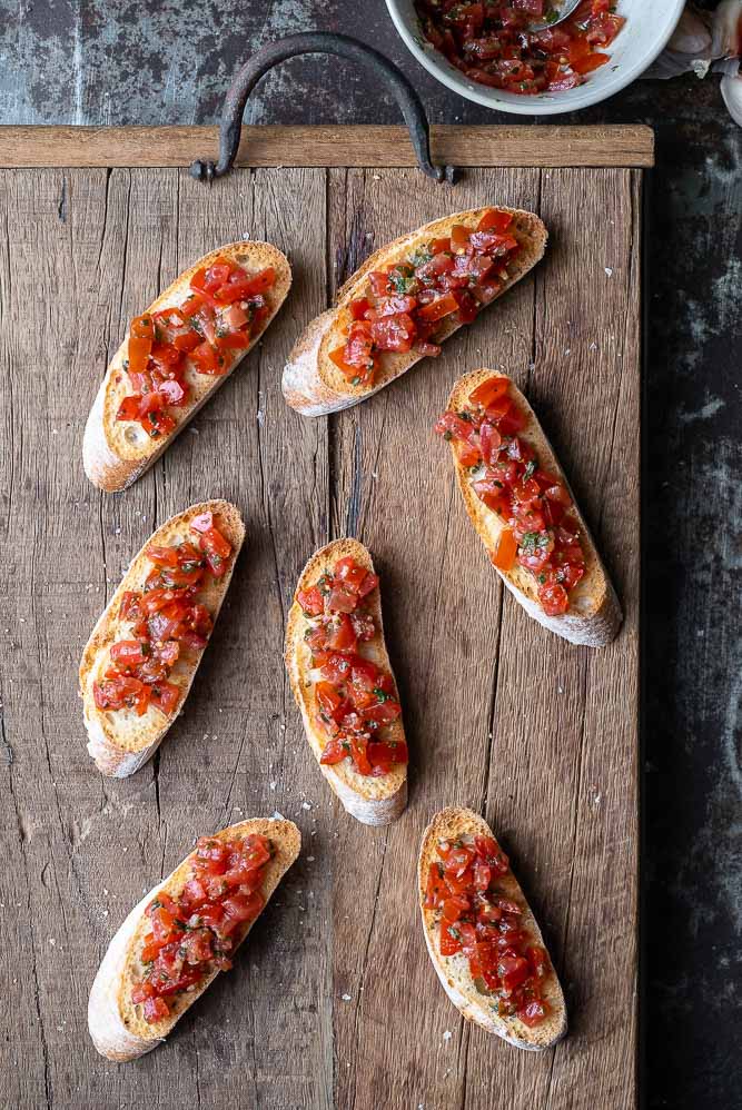 bruschetta met tomaat en basilicum, Italiaans borrelhapje, klassiek Italiaans recept