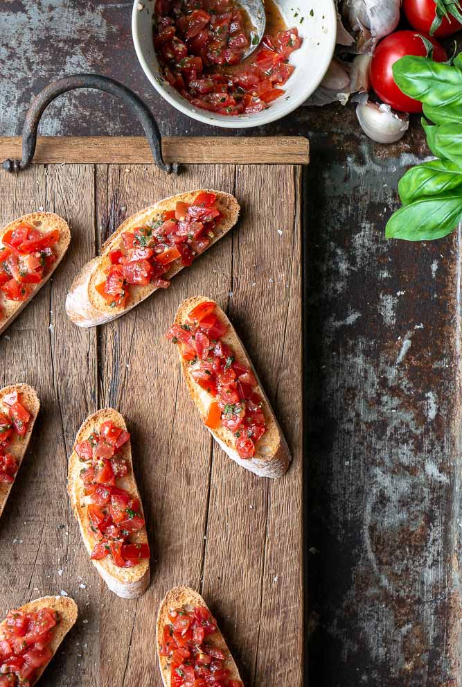 bruschetta met tomaat en basilicum, Italiaans borrelhapje, klassiek Italiaans recept