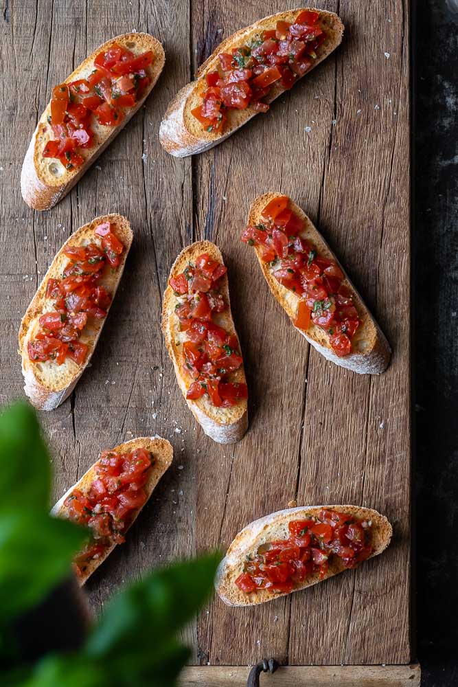 bruschetta met tomaat en basilicum, Italiaans borrelhapje, klassiek Italiaans recept