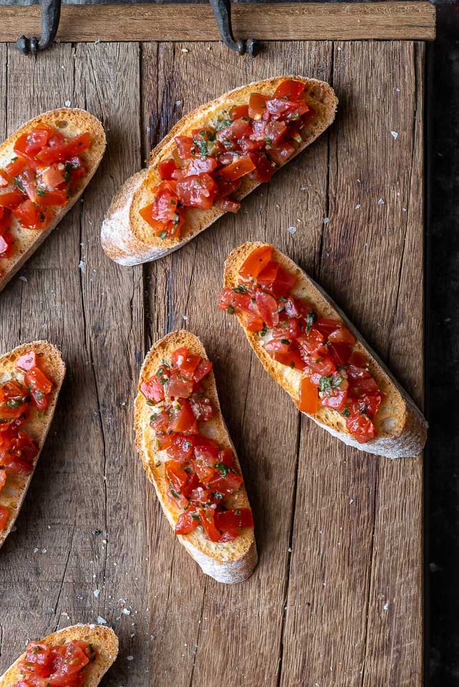 bruschetta met tomaat en basilicum, Italiaans borrelhapje, klassiek Italiaans recept