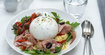 Orzo salade met burrata en prosciutto orzo salade, Italiaanse orzo salade, orzo salade met burrata,
