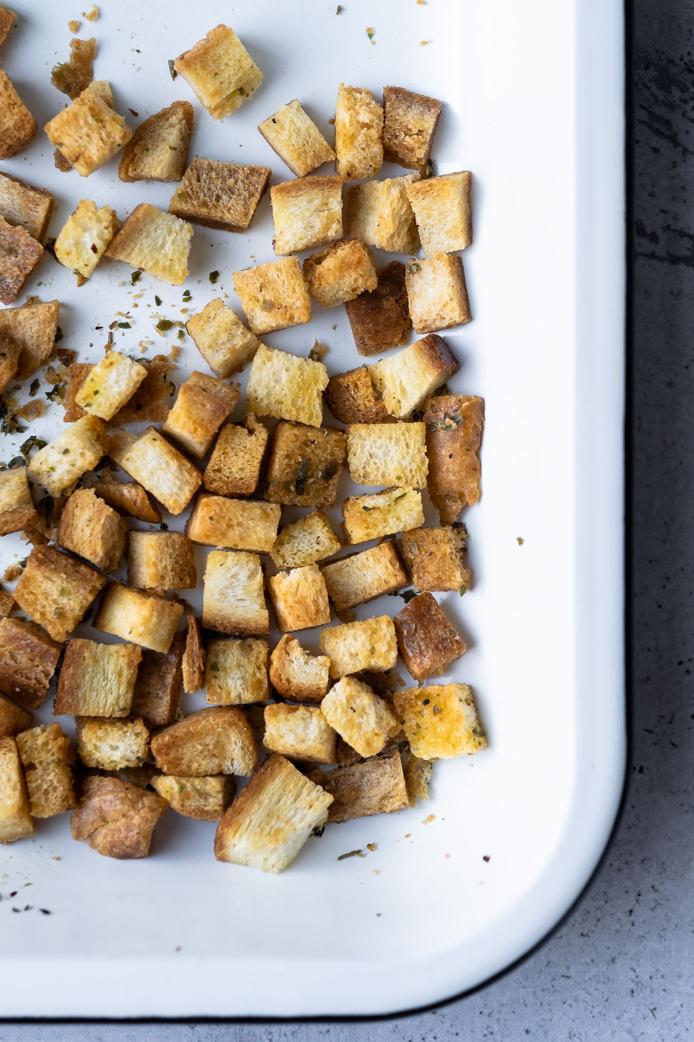 Italiaanse croutons met knoflook, gemaakt van oud brood, uit de oven, makkelijk recept