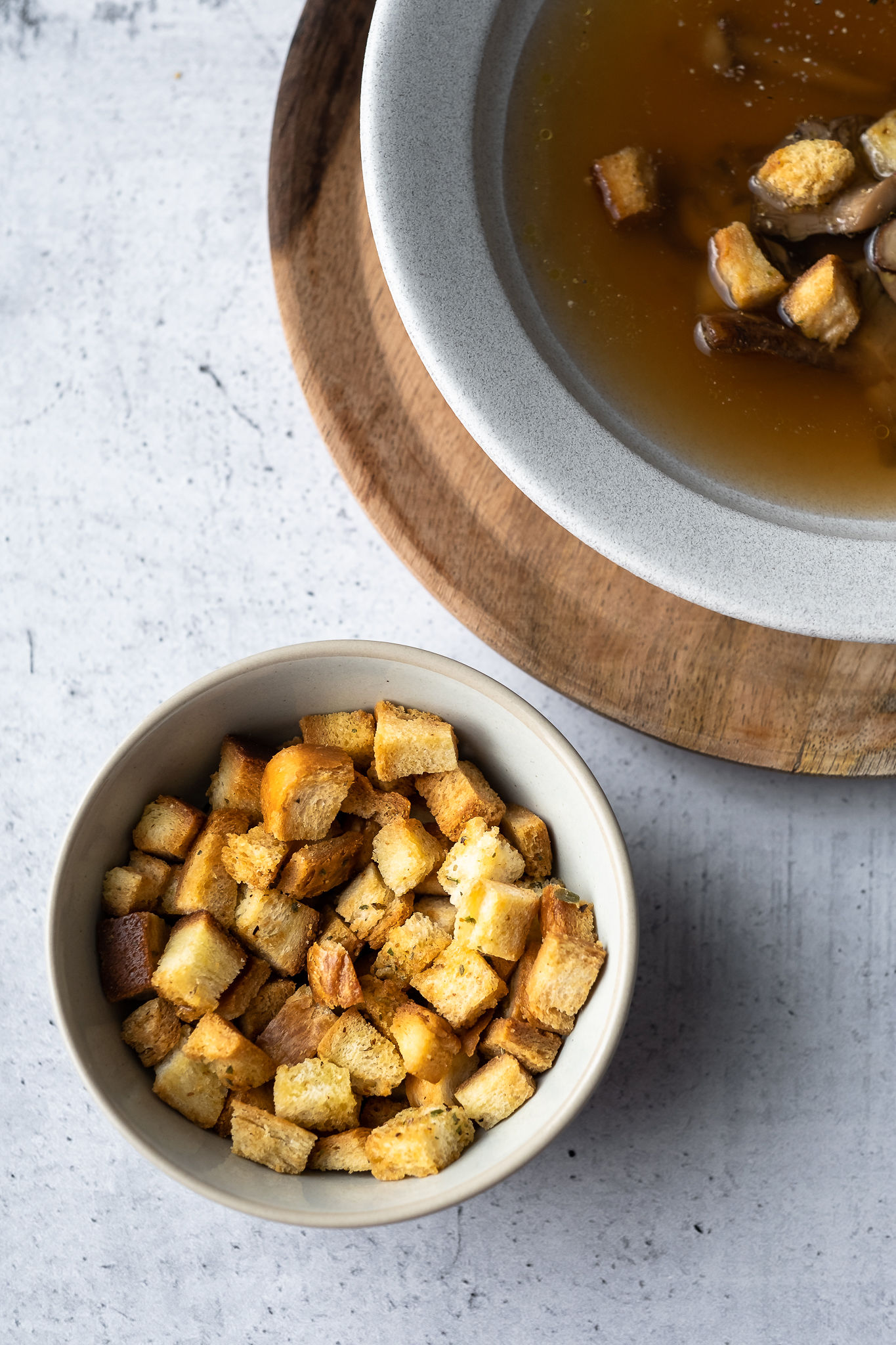 Italiaanse croutons met knoflook, gemaakt van oud brood, uit de oven, makkelijk recept