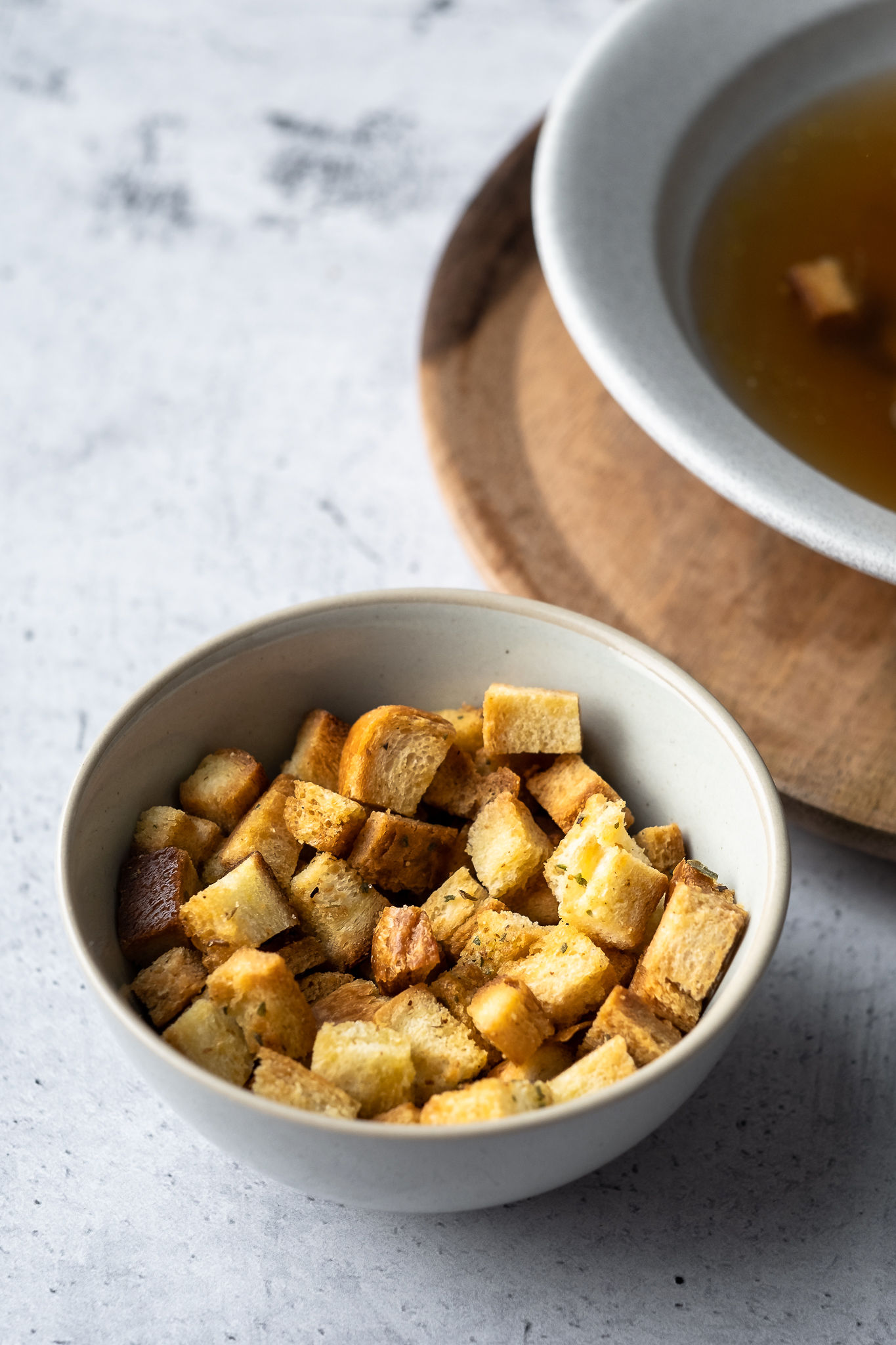 Italiaanse croutons met knoflook, gemaakt van oud brood, uit de oven, makkelijk recept