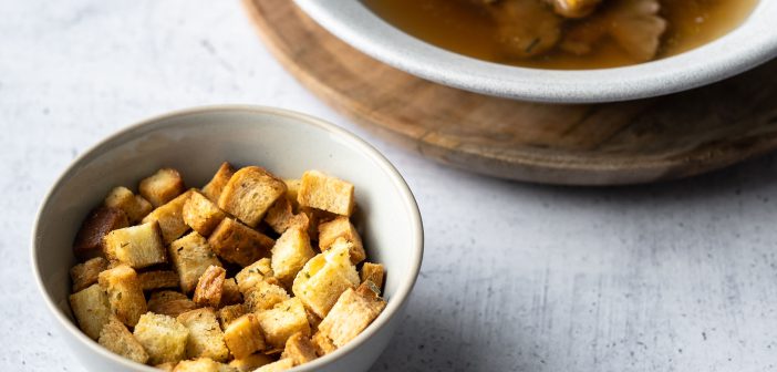 Italiaanse croutons met knoflook, gemaakt van oud brood, uit de oven, makkelijk recept