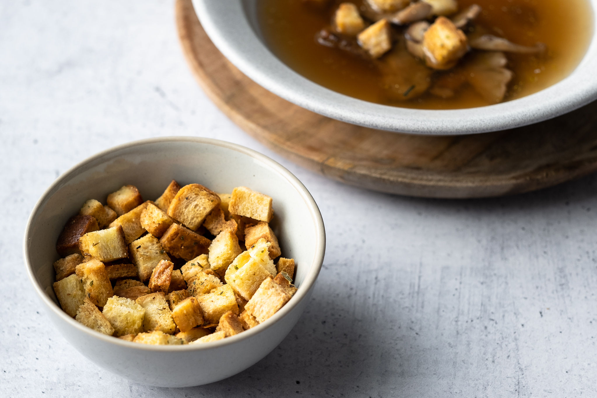 Italiaanse croutons met knoflook, gemaakt van oud brood, uit de oven, makkelijk recept