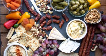Vegetarische borrelplank met droge ‘worst’ vegetarische borrelplank, luxe vegetarische borrelplank, borrelhapjes, vegetarische worst, vega hapjes