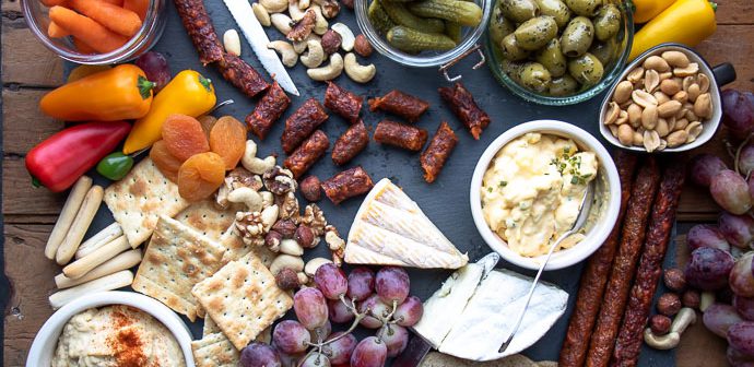 vegetarische borrelplank, luxe vegetarische borrelplank, borrelhapjes, vegetarische worst, vega hapjes