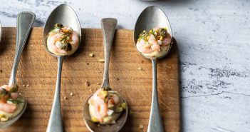 Amuse op een lepel met garnalen en avocado mousse amuse op een lepel met garnalen en avocado mousse, feestelijk recept voor amuse hapje met garnaaltjes