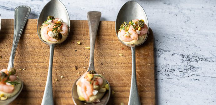 amuse op een lepel met garnalen en avocado mousse, feestelijk recept voor amuse hapje met garnaaltjes