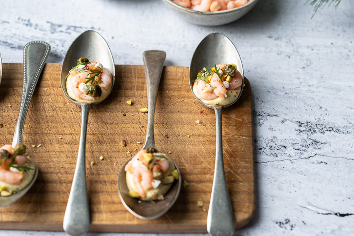 amuse op een lepel met garnalen en avocado mousse, feestelijk recept voor amuse hapje met garnaaltjes