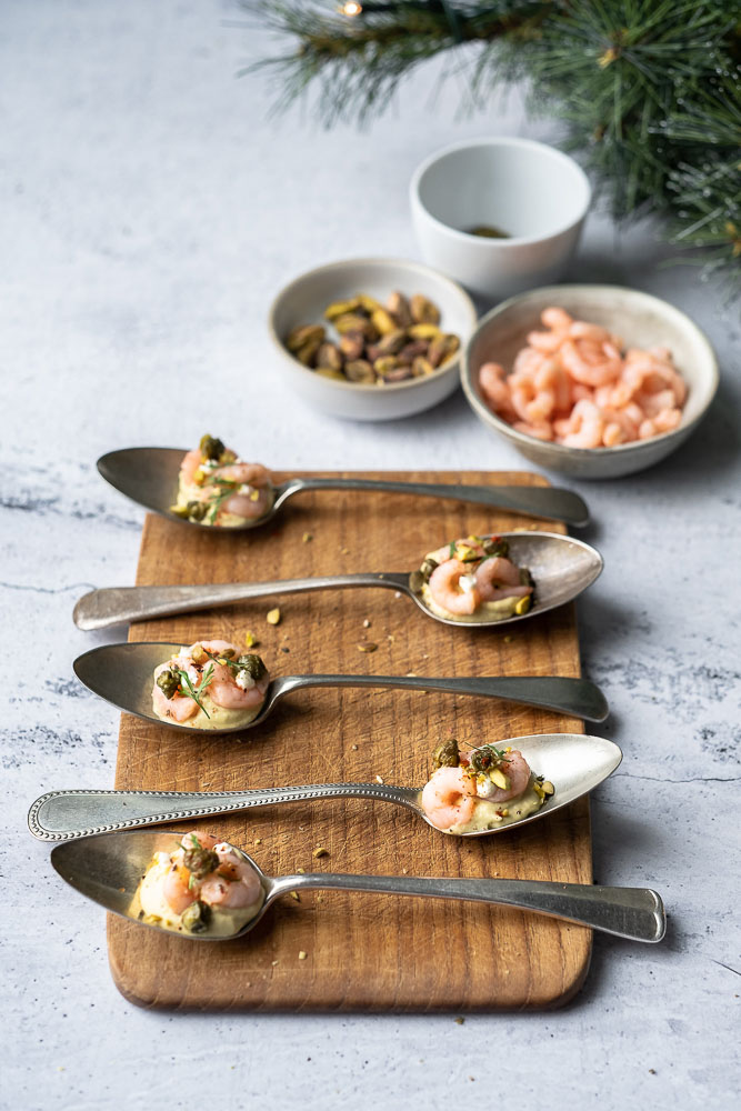 amuse op een lepel met garnalen en avocado mousse, feestelijk recept voor amuse hapje met garnaaltjes