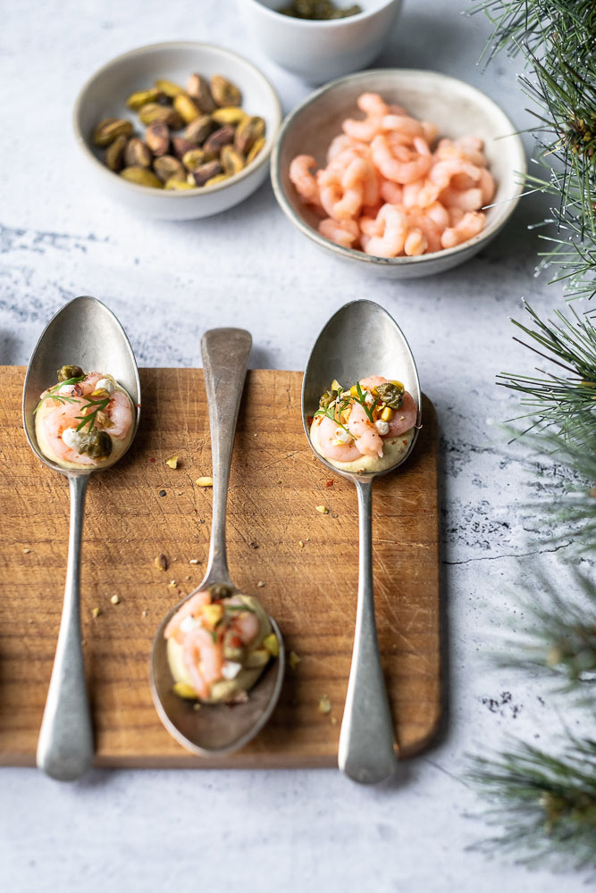 amuse op een lepel met garnalen en avocado mousse, feestelijk recept voor amuse hapje met garnaaltjes