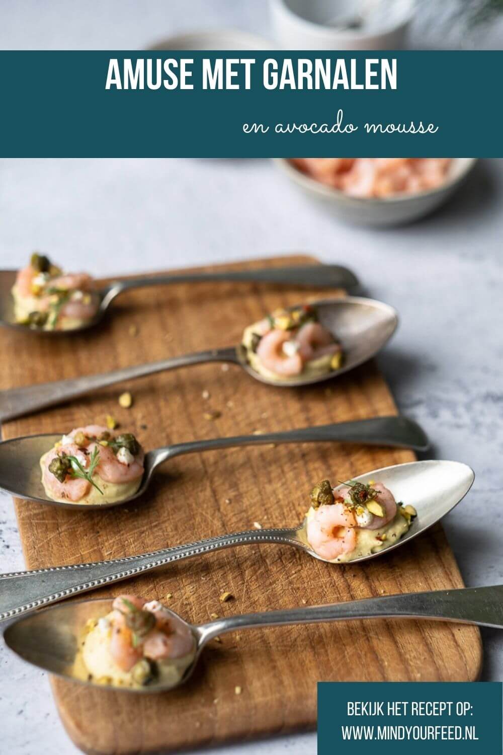 amuse op een lepel met garnalen en avocado mousse, feestelijk recept voor amuse hapje met garnaaltjes