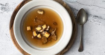 heldere paddenstoelenbouillon, paddestoelenbouillon, paddenstoelen bouillon, croutons, recept