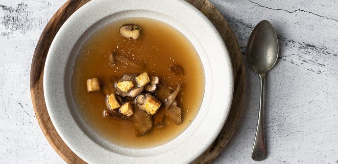 heldere paddenstoelenbouillon, paddestoelenbouillon, paddenstoelen bouillon, croutons, recept