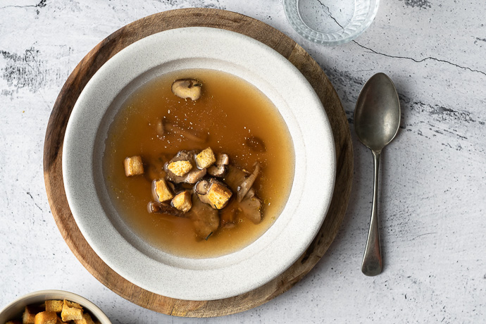 heldere paddenstoelenbouillon, paddestoelenbouillon, paddenstoelen bouillon, croutons, recept