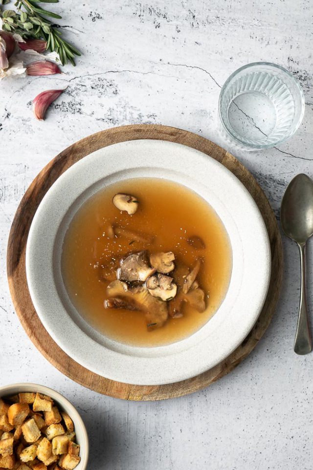 Heldere paddenstoelenbouillon met kastanjechampignons Mind Your Feed