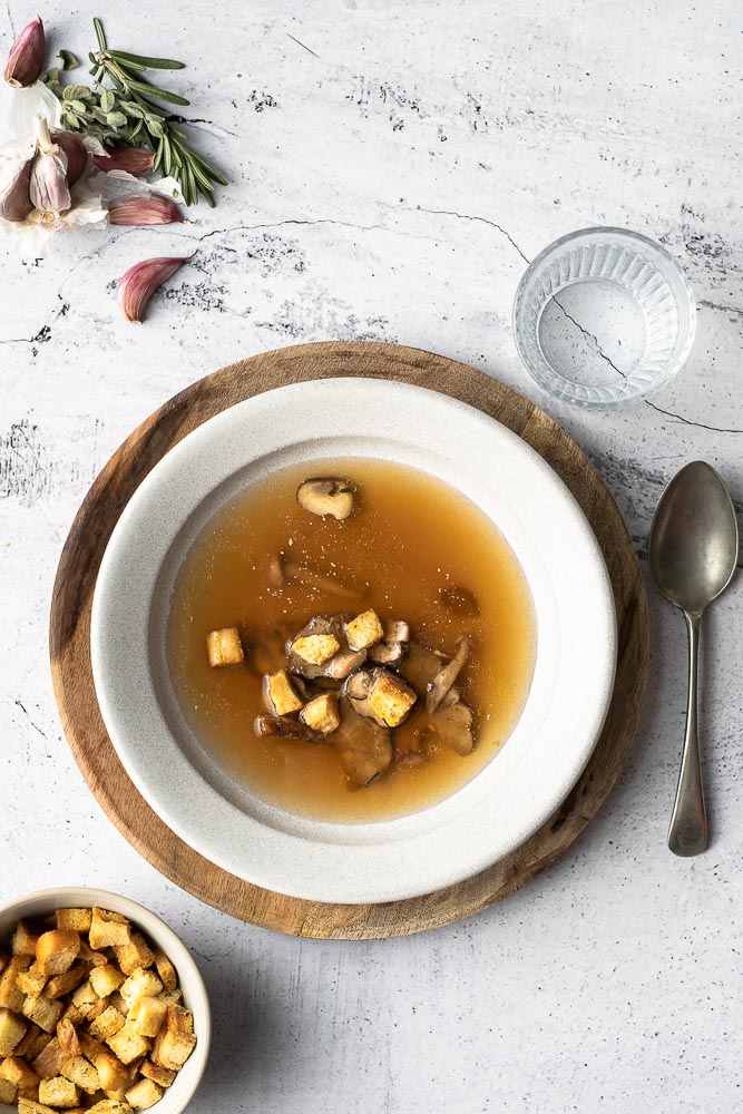 heldere paddenstoelenbouillon, paddestoelenbouillon, paddenstoelen bouillon, croutons, recept